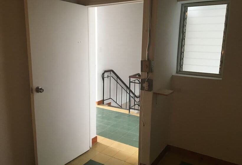 חדר סטנדרט עם מרפסת, Casa Estacion   Hostel