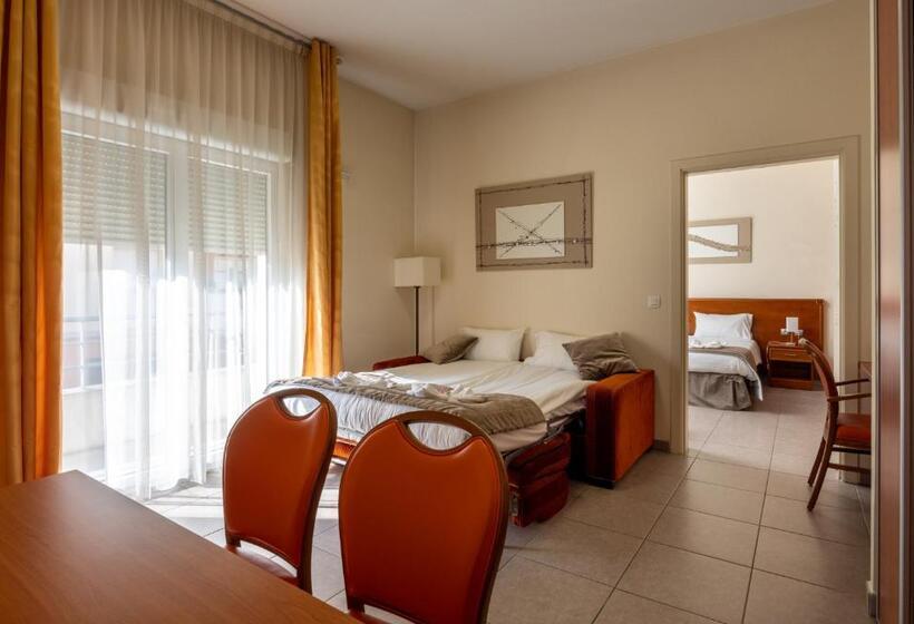 Четырехместный Номер Стандарт, The Originals Boutique, Hotel L Occitan, Aubagne
