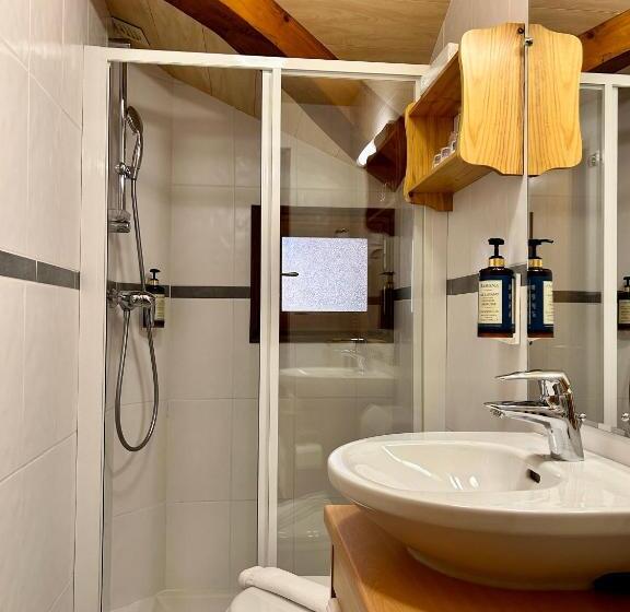 اتاق استاندارد سه نفره, Hameau Des Prodains   Hôtel