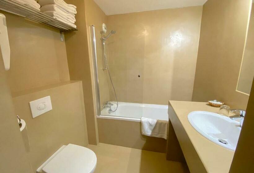 Четырехместный Номер Стандарт, Hôtel & Appart Hôtel Olatua
