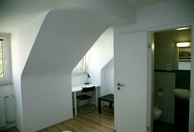 اتاق استاندارد یک نفره, Hoffmann