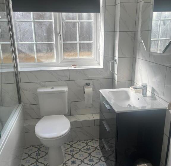 Люкс 2 Спальни, Newmans Lodge