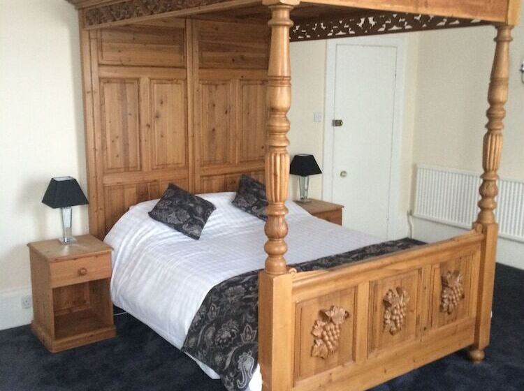 غرفة ديلوكس, The Lowenac