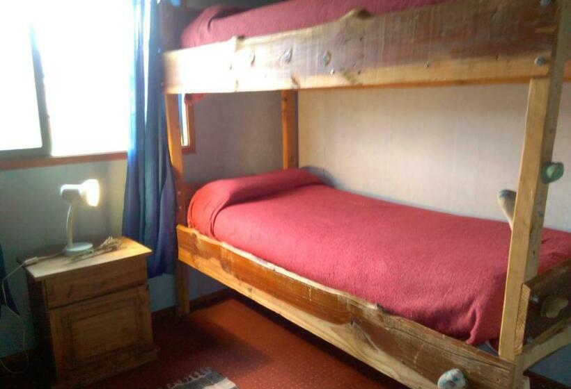 Четырехместный номер эконом класса с общей ванной комнатой, Piuke Mapu Patagonia Hostel