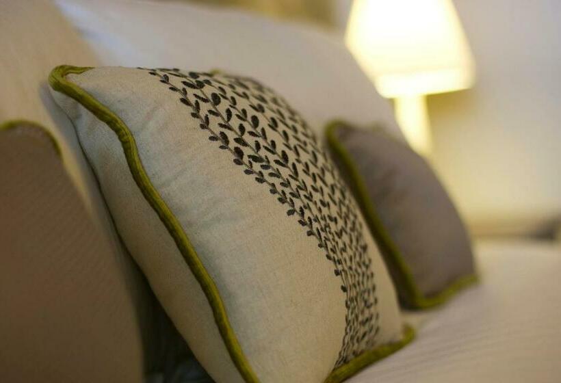 キングサイズベッドのスーペリアルーム, The Three Crowns