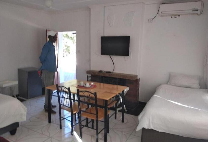 اتاق خانوادگی, Brackendene Lodge