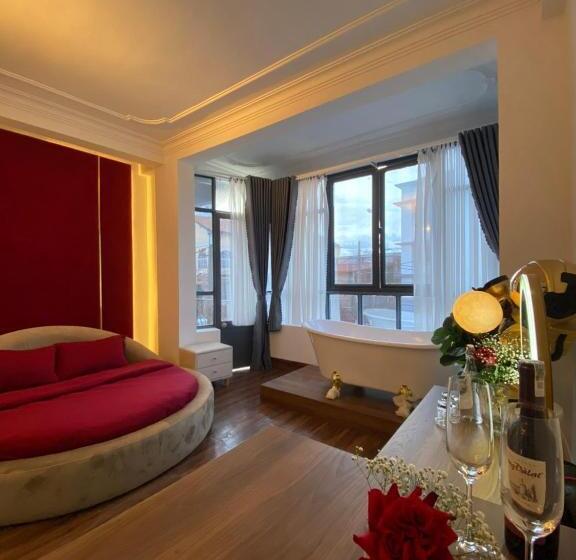 اتاق لوکس, Arory