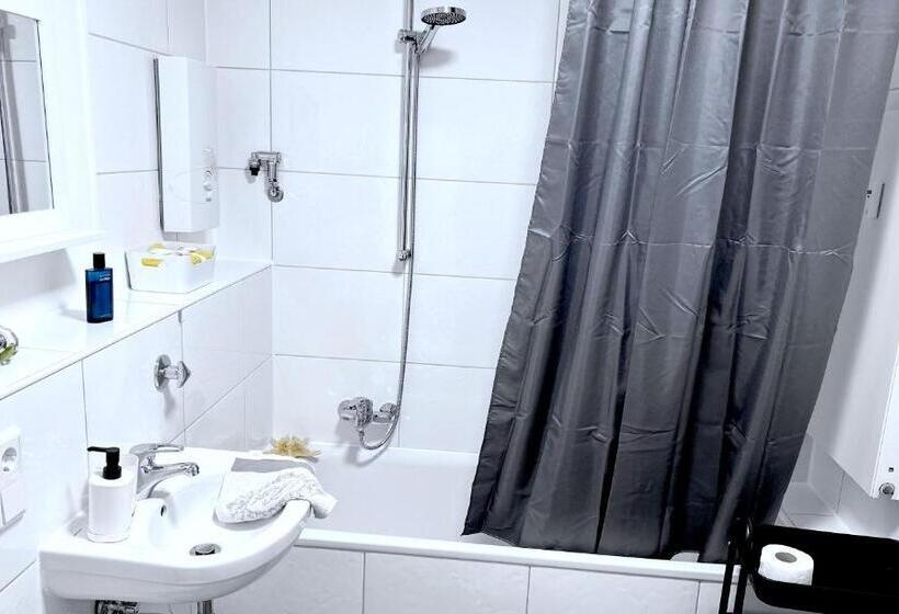 Апартаменты 1 Спальня с Балконом, # Vaz Apartments Sg01 02, Wlan,tv, Küche, 2 X Balkone, Nahe Zentrum