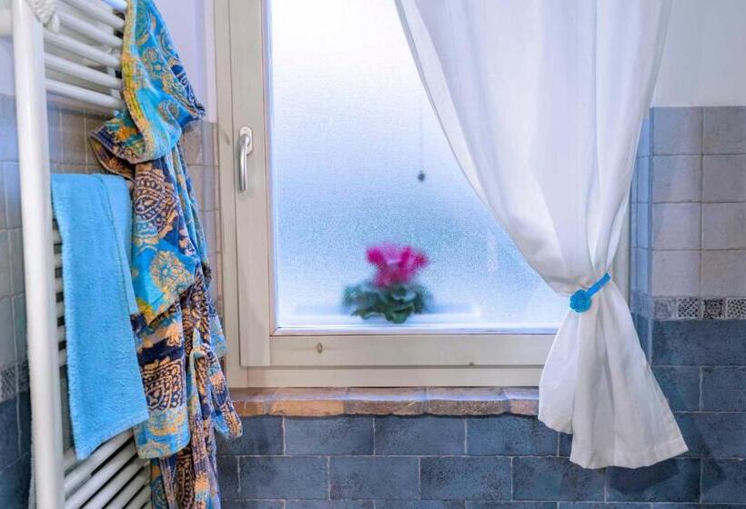 اتاق استاندارد سه نفره, Lillac Cottage