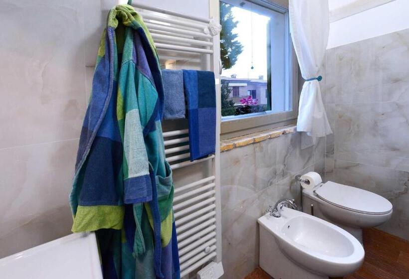 اتاق استاندارد سه تخته با چشم‌انداز باغ, Lillac Cottage