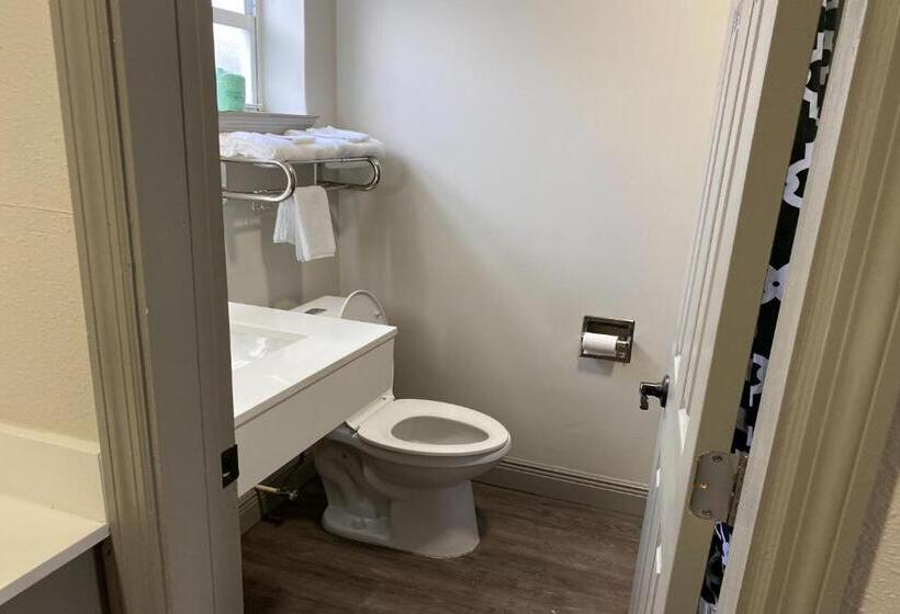 Номер Стандарт 2 Двуспальные Кровати, Budget Motel  Titusville