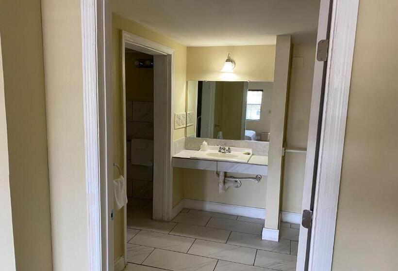 Номер Стандарт Адаптированный для Инвалидов, Budget Motel  Titusville