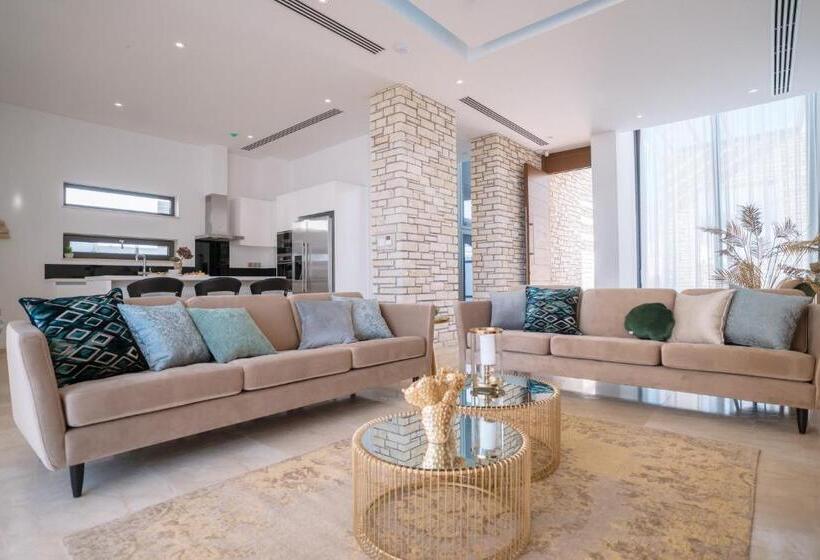 带花园景观和一个卧室的别墅, Cap St Georges Villas