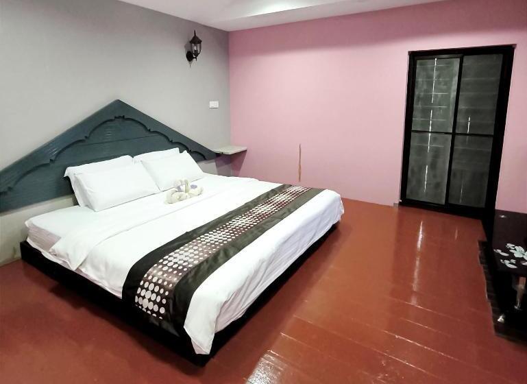 Номер Премиум, Oyo 90906 Rumah Rehat Awana