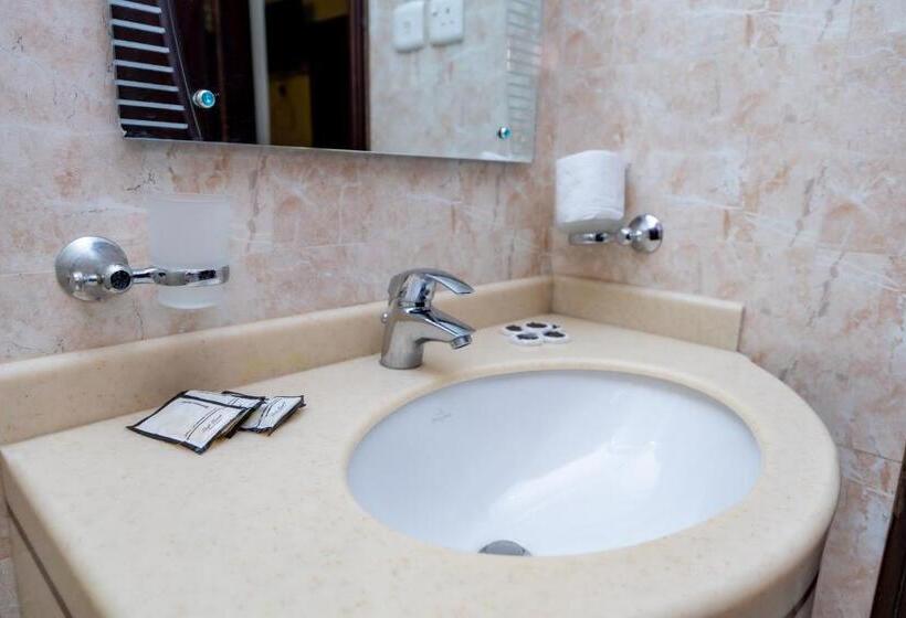 اتاق اکونومی, فندق تاج