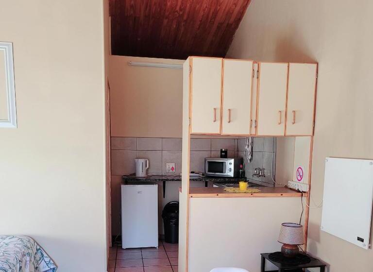 اتاق خانوادگی, Nehvey Guesthouse