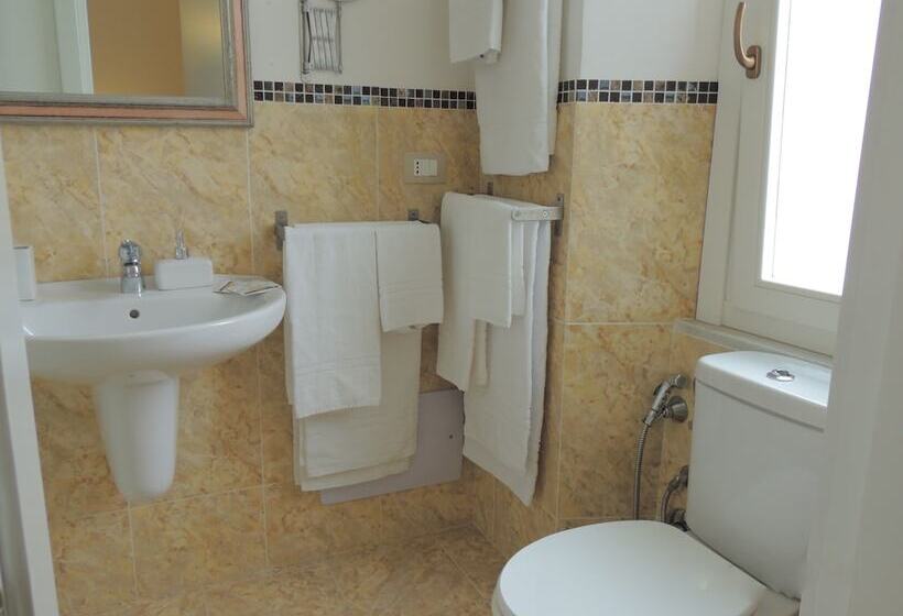 Четырехместный Номер Стандарт с Балконом, B&b Nike   Rooms Only
