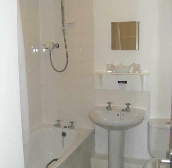 חדר משפחתי, Acorn Guest House
