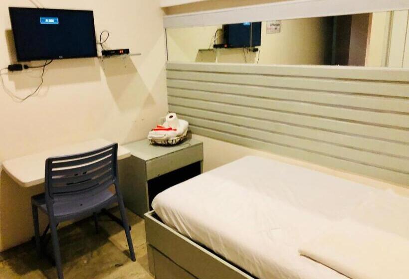 エコノミールーム, Hometown Hotel   Lacson Bacolod