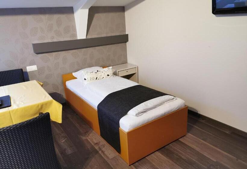 Номер Стандарт Трехместный, Hôtel Belair Ravel Etape