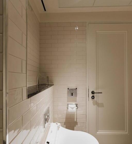 Номер Стандарт, The Lalit London