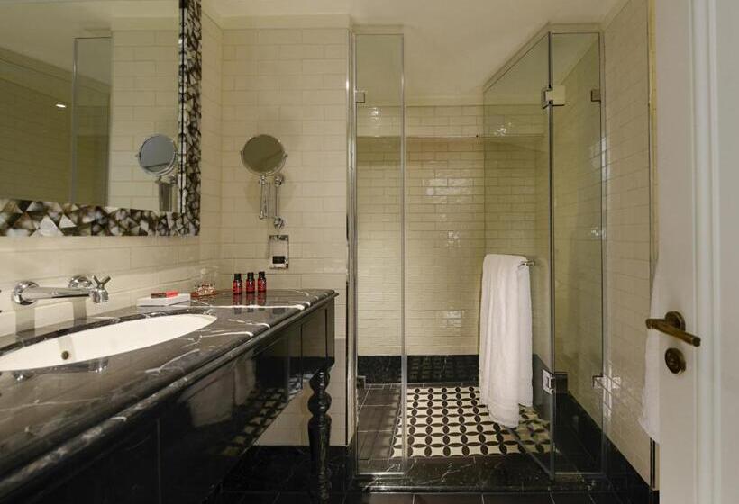 Номер Стандарт, The Lalit London