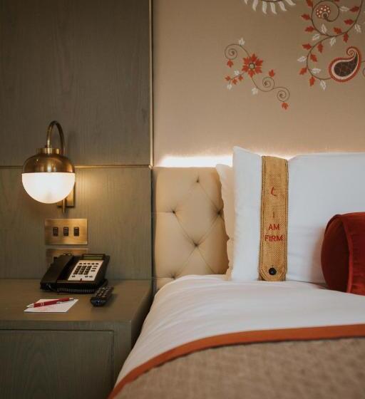 Номер Стандарт, The Lalit London