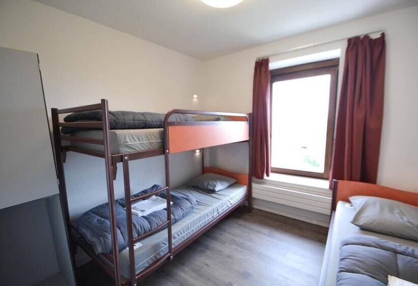 Четырехместный Номер Стандарт, Auberge De Jeunesse De La Roche Champlon