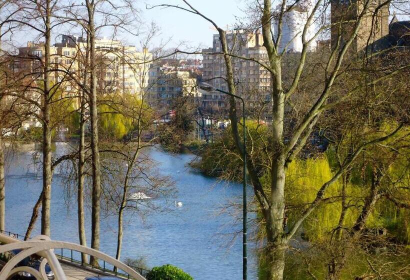 Suite with lake view, Maison Flagey Brussels