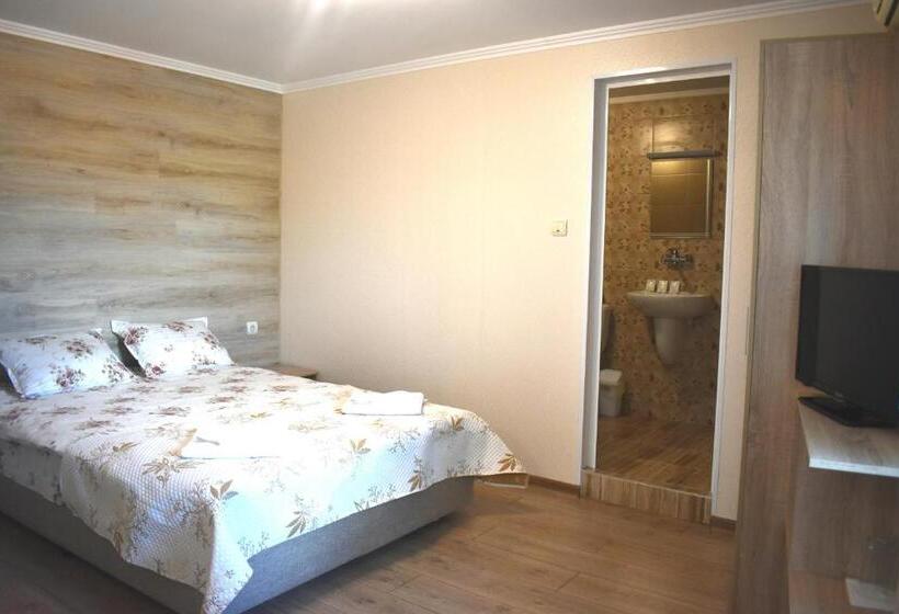 اتاق استاندارد سه تخته با بالکن, Family Hotel Slavianska Dusha