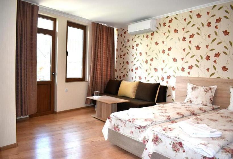 اتاق استاندارد چهارنفره با بالکن, Family Hotel Slavianska Dusha