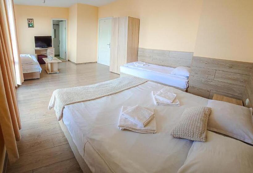 バルコニー付スタンダード４ベッドルーム, Family Hotel Slavianska Dusha