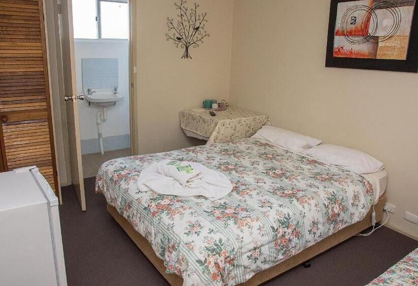 اتاق استاندارد با تخت بزرگ, The Swiss Motel