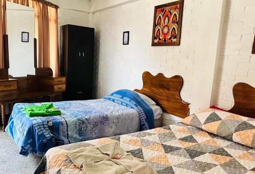 اتاق استاندارد سه نفره, Royal Palace Hostal