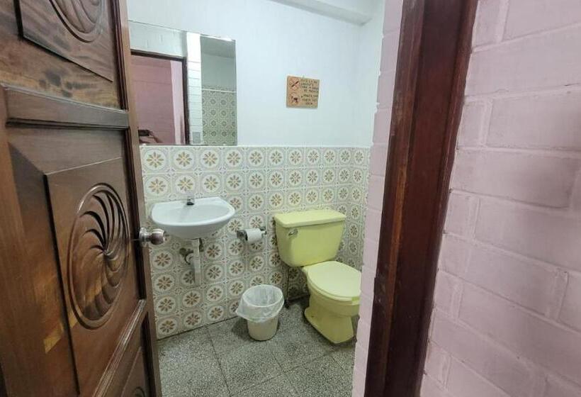 اتاق استاندارد چهار تخته, Royal Palace Hostal