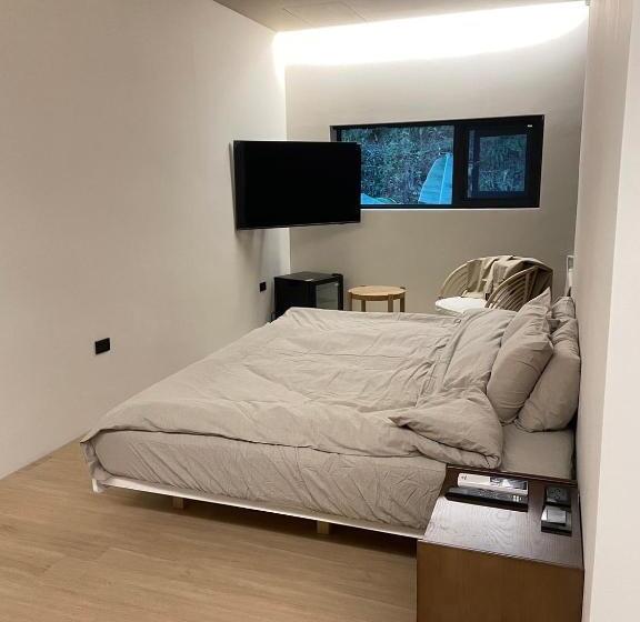 اتاق استاندارد با تخت بزرگ, 棲林民宿chillinhouse