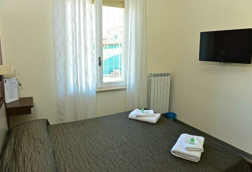 اتاق استاندارد سه نفره, Villa Le Logge