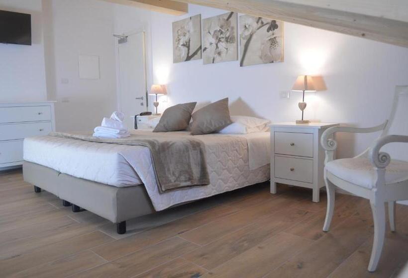 اتاق استاندارد چهار تخته, Rivamia