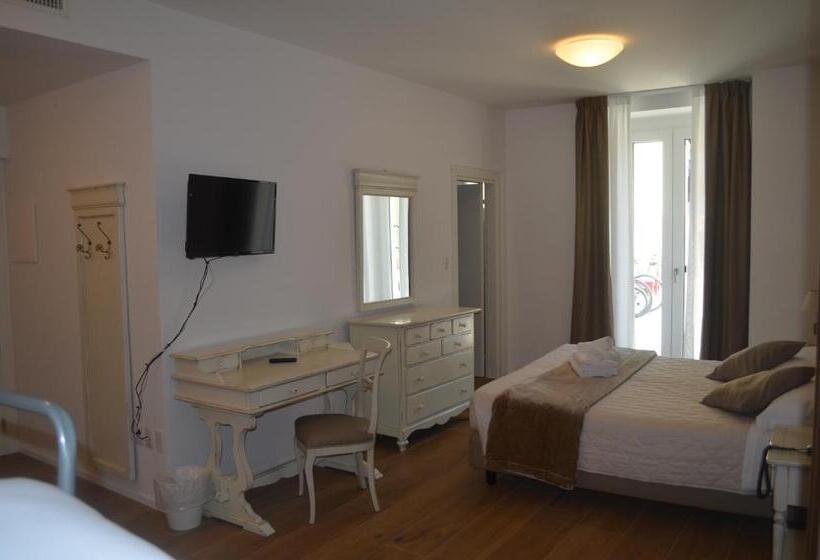 اتاق استاندارد چهار تخته, Rivamia