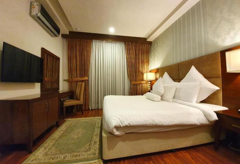 اتاق کلاب یک تخته, S Chalet Islamabad