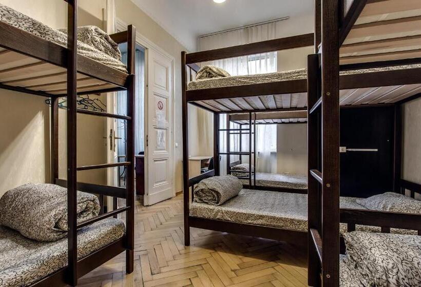 سرير فى غرفة مشتركه, Centrum Hostel