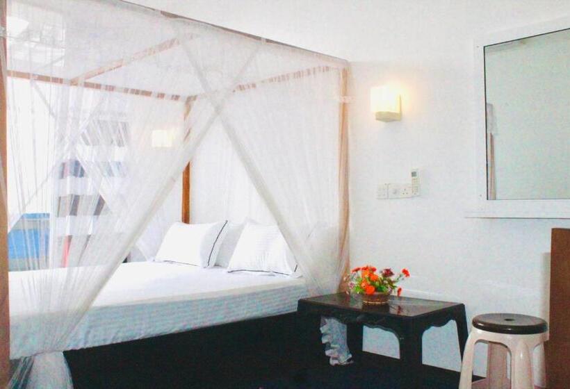 اتاق لوکس با بالکن و چشم‌انداز دریا, Surasa Beach Resort