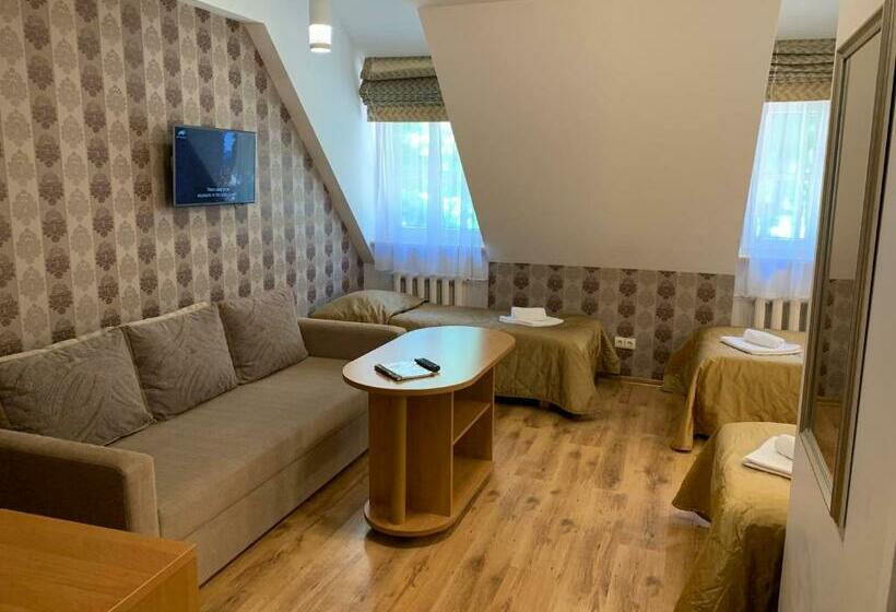 Economy Quadruple Room, Raze