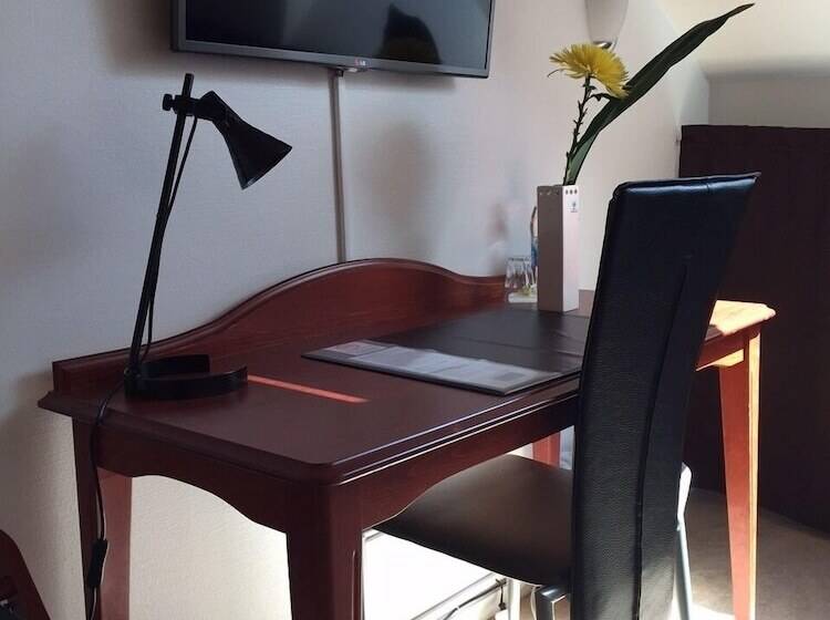Трехместный Номер Стандарт Совместная Ванная, Pronova Hotell & Vandrarhem