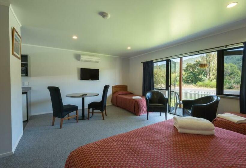 스탠다드 스튜디오, Oasis Motel & Holiday Park Turangi
