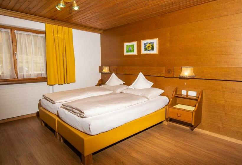 带阳台的高级房间, Sonnenhotel Soldanella Sonneck