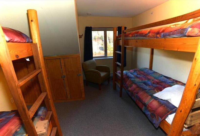공용 욕실 구비 공동 객실 내의 침대, Squamish Adventure Inn