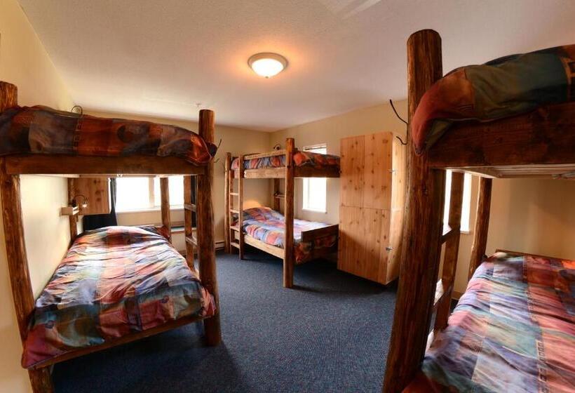 带共用卧室公用房间的床, Squamish Adventure Inn