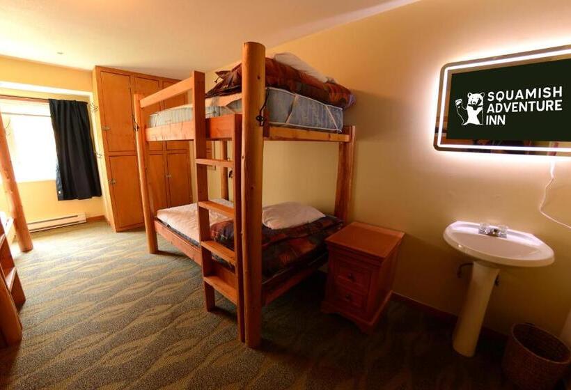 공용 욕실 구비 공동 객실 내의 침대, Squamish Adventure Inn