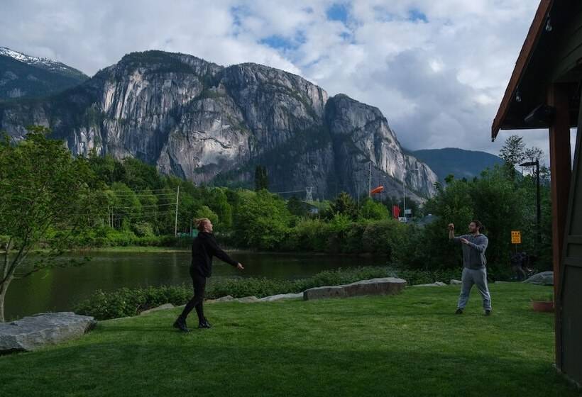 공용 욕실 구비 공동 객실 내의 침대, Squamish Adventure Inn